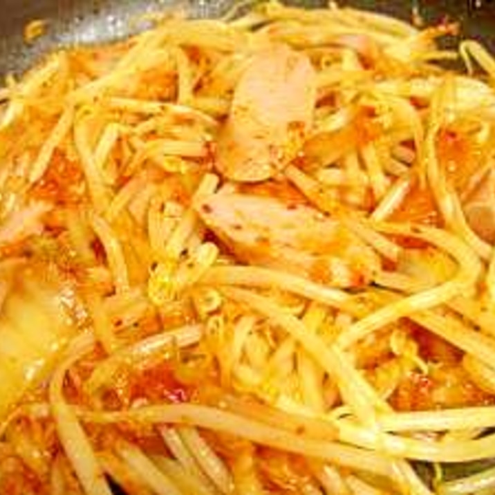給料日前に!もやしと魚肉ソーセージのマヨキムチ炒め